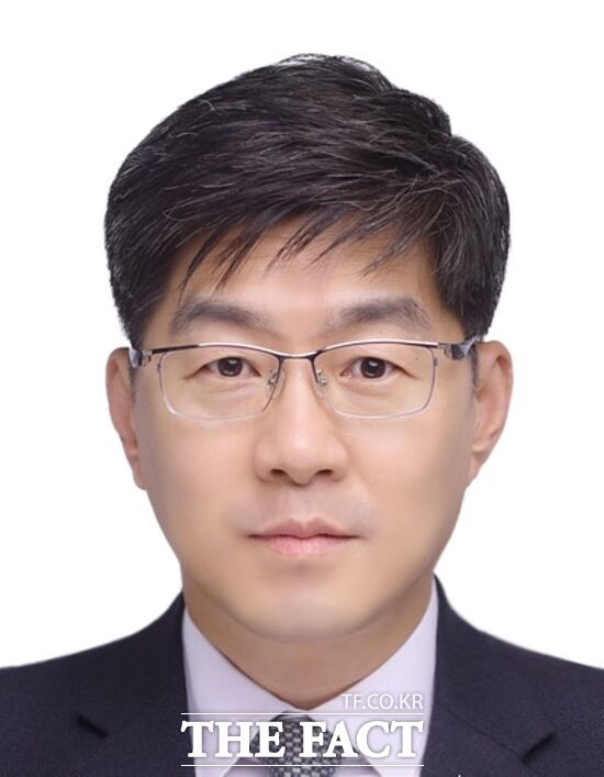 오택근 충남대학교 생물환경화학과 교수가 11일 정부세종컨벤션센터에서 열린 제11회 흙의 날 기념행사에서 토양 관리 및 탄소 저감 분야 발전에 기여한 공로를 인정받아 농림축산식품부 장관 표창을 수상했다. /충남대학교