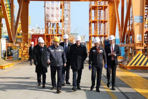 스티븐 퓨어 캐나다 국방조달 특임장관(가운데)이 지난 2월 2일 한화오션 거제사업장을 방문해 국방부 이두희 차관(왼쪽 첫번째), 김희철 한화오션 대표(왼쪽 두번째)와 함께 캐나다 CPSP 사업에 제안한 장보고-III 배치-II 선도함인 장영실함에 승함하는 등 생산시설을 돌아보고 있다. /한화오션