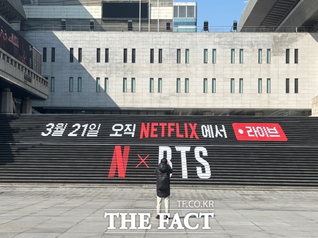 그룹 방탄소년단(BTS)의 광화문 공연을 빌미로 소방당국을 사칭한 피싱 사기가 발생했다. 12일 경찰에 따르면 서울 종로구에서 숙박업소를 운영하는 40대 A 씨는 지난 5일 신원이 밝혀지지 않은 한 남성으로부터 BTS 공연으로 소방 화재 점검이 강화됐다는 내용의 전화와 문자 메시지를 받았다. A 씨는 경찰청 사이버범죄 신고시스템(ECRM)에 신고를 접수했다. /이라진 기자