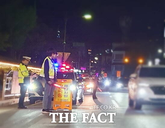 공주시가 체납차량을 단속하고 있다. /공주시