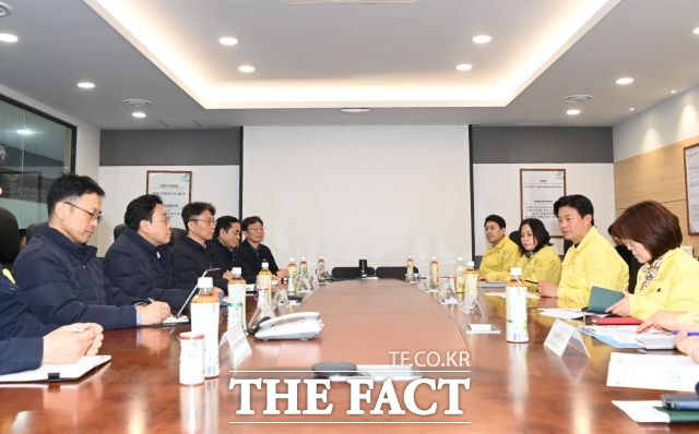 조용익 부천시장(오른쪽 두번째)이 12일 GS파워 관계자들과 지역 난방비 인하에 대해 논의하고 있다. /부천시