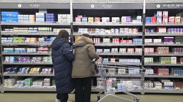 정부가 제네릭(복제약) 약가 인하를 추진하면서 제약업계와의 갈등이 이어지고 있다. 서울 금천구의 한 약국에서 소비자들이 제품을 살펴보고 있다. /조성은 기자