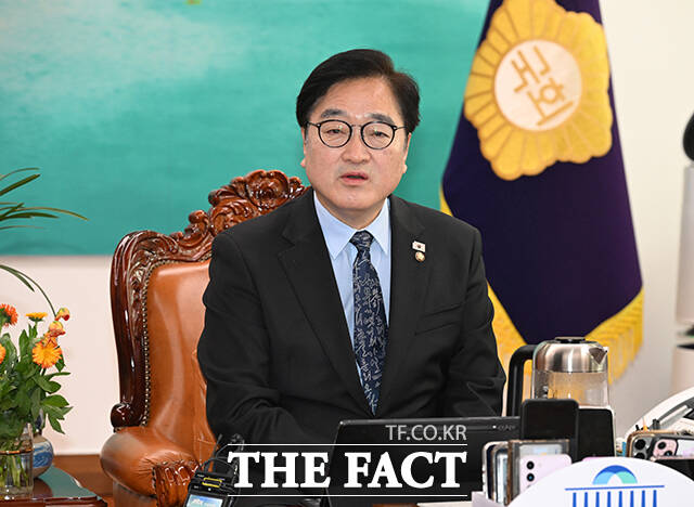 우원식 국회의장이 12일 국회에서 열린 여야 원내대표 회동에서 인사말을 하는 모습. 우 의장은 이 자리에서 여야를 향해 오는 17일까지 국회 개헌특위가 구성될 수 있도록 노력해 달라고 재차 요청했다. /박헌우 기자