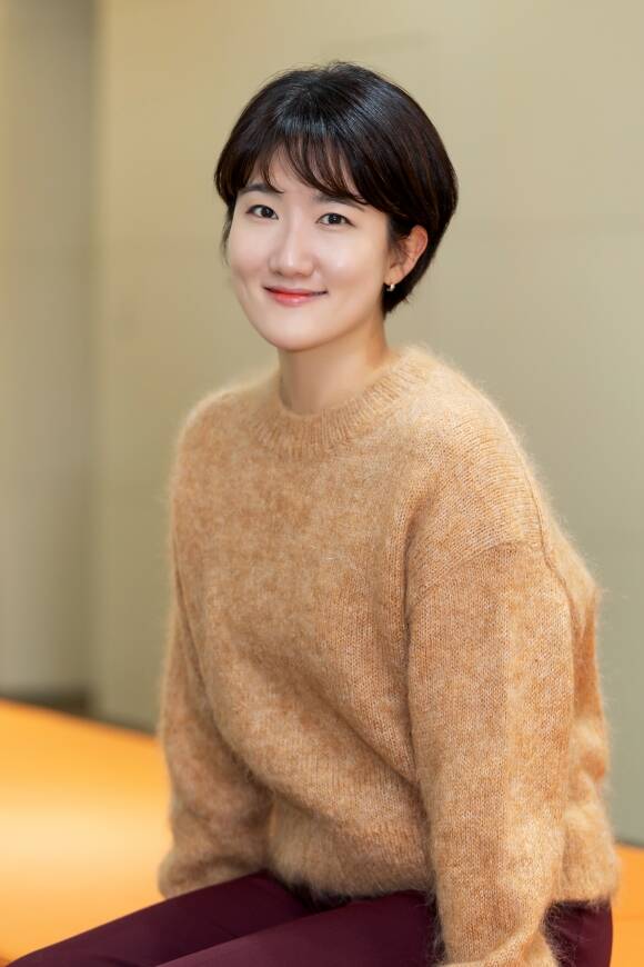 왕과 사는 남자는 1457년 청령포, 마을의 부흥을 위해 유배지를 자처한 촌장과 왕위에서 쫓겨나 유배된 어린 선왕의 이야기를 그린 작품으로, 전국 극장에서 관람할 수 있다 /(주)쇼박스