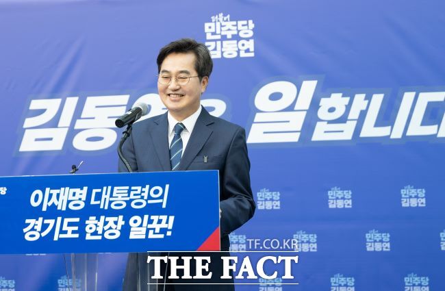 김동연 경기도지사가 12일 안양역에서 재선 도전 선언을 하고 있다. /달달캠프