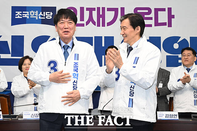 조국 조국혁신당 대표(오른쪽)가 12일 오전 서울 여의도 국회에서 열린 6.3 지방선거 혁신 인재 1호 영입식에서 안광호 전 인천경제자유구역청 영종청라사업본부장에게 당 점퍼를 입혀주고 있다. /국회=박헌우 기자