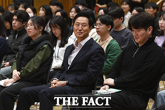 서울시는 올해 하반기 공공기관 통합채용을 100명 규모로 처음 도입한다고 12일 밝혔다. 사진은 서울시 MZ 공무원 영테크 특강에 참석한 오세훈 서울시장. /서예원 기자