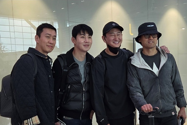 이동근 캐스터, 전 야구선수 이대형 박용택 박찬호(왼쪽부터)가 2026 WBC 8강 해설을 위해 미국 마이애미행 비행기에 몸을 실었다. /KBS