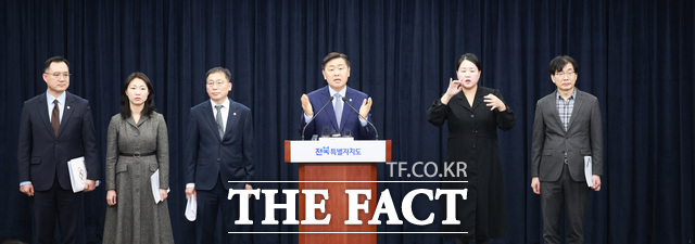 12일 전주시 완산구 효자동3가 전북도청 기자회견장에서 타운홀미팅 및 현대자동차그룹 투자협약 후속대응과 관련해 김관영 전북도지사(가운데)가 출입기자들 질의에 답변하고 있다. /전북도