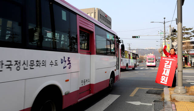 김재원 경상북도지사 예비후보가 12일 안동에서 출근길 거리인사를 하고있다. /김재원 경상북도지사 예비후보