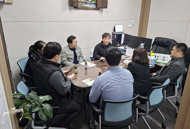봉화군이 찾아가는 지역기반 비자제도 설명회를 하고 있다. /봉화군