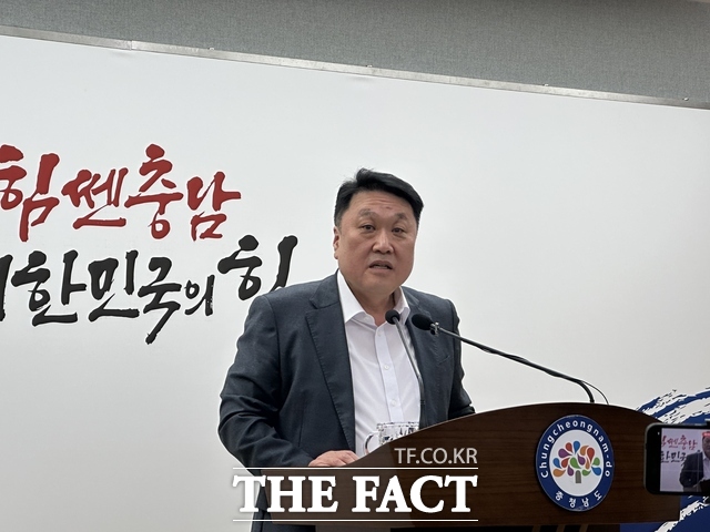 안호 충남도 산업경제실장이 12일 충남도청 프레스센터에서 기자회견을 열고 첨단 디스플레이 국가연구플랫폼 예비타당성조사 대상 선정과 향후 추진 계획을 발표하고 있다. /노경완 기자