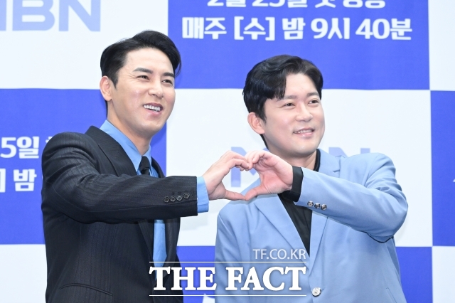3회 째 방영 중인 오디션 서바이벌 무명전설은 단순한 트롯 오디션 이상의 매력이 있다는 평가가 나오고 있다. 사진은 가수 장민호(왼쪽)와 방송인 김대호가 서울 마포구 상암 스탠포드호텔 코리아에서 열린 MBN 오디션 프로그램 무명전설-트롯 사내들의 서열전쟁 제작발표회에 참석해 포즈를 취하고 있다. /서예원 기자