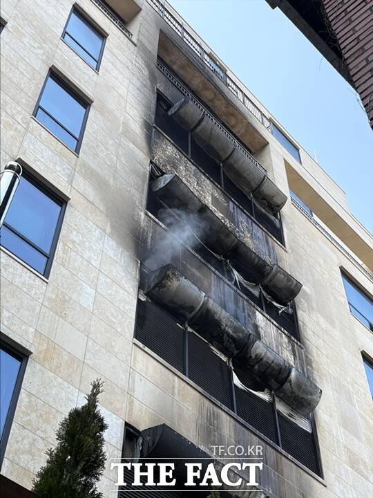 12일 낮 12시1분께 서울 서초구 방배동 백석대학교 기숙사 건물에서 화재가 발생했다. /독자 제공