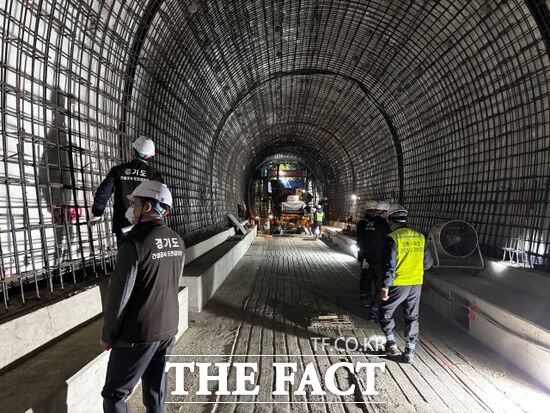 ‘경기도 건설공사 도민감리단’ 관계자들이 도봉산~옥정 광역철도 1공구 현장에서 현장 점검을 진행하고 있다. /경기도