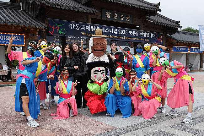 안동국제탈춤페스티벌에 외국인들이 즐겨찾고 있다. /안동시