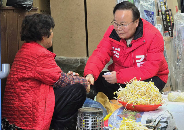 12일 김재원 경상북도지사 예비후보가 봉화 시장에서 시민들과 대화하고 있다. /김재원 경상북도지사 예비후보