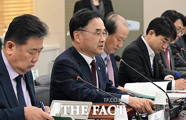 차정인 국가교육위원장(왼쪽 두 번째)이 12일 오후 서울 종로구 정부서울청사에서 열린 제66차 전체회의에 참석해 모두발언을 하고 있다. /임영무 기자