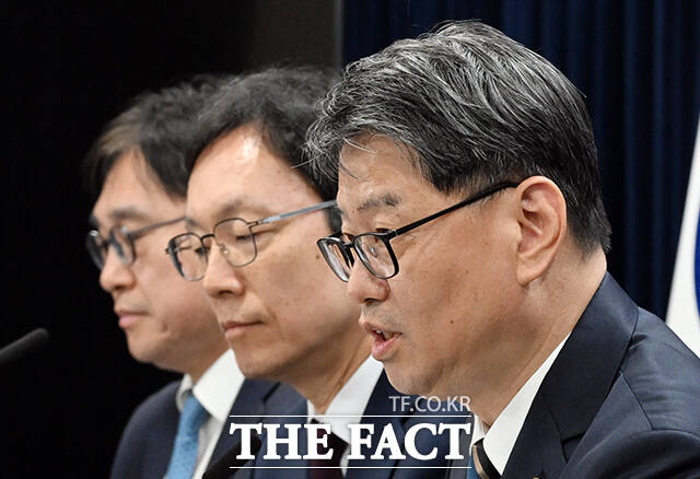 국무조정실 부동산감독추진단은 12일 제9차 부동산 불법행위 대응협의회를 개최하고 부동산 불법행위 조사·수사 현황과 향후 계획을 공유했다. 사진은 김용수 부동산감독추진단장이 지난해 10월 30일 오전 서울 종로구 정부서울청사에서 부동산 불법행위 대응 관련 관계부처 합동 브리핑을 하는 모습. /광화문=임영무 기자