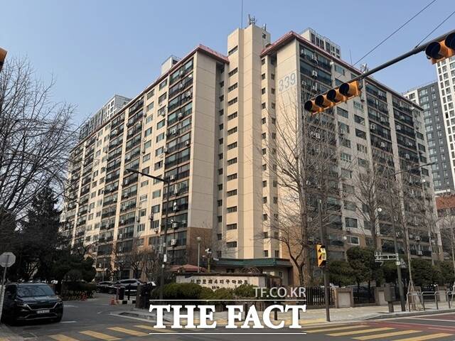 신반포20차아파트 재건축 조합은 오는 17일 시공사 선정을 위한 현장설명회를 열고 다음달 7일 입찰을 마감한다. 사진은 신반포20차아파트 전경. /황준익 기자