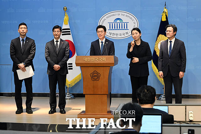 정원오 더불어민주당 서울시장 예비후보(가운데)가 지난 11일 오후 서울 여의도 국회 소통관에서 캠프 선대위에 합류한 현역 의원들과 함께 기자회견을 갖고 있다. /남용희 기자