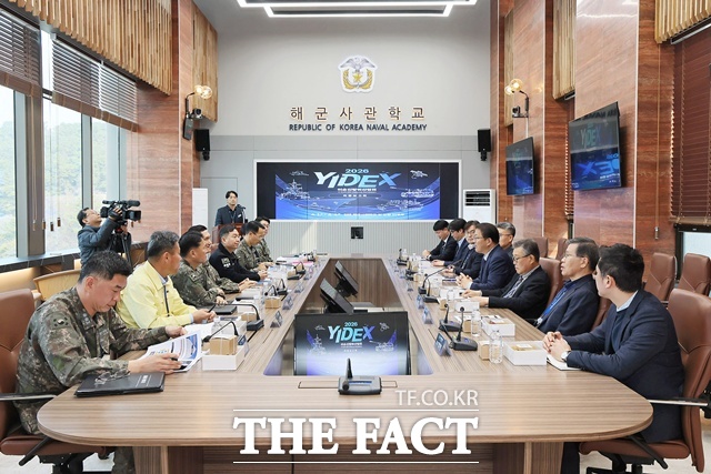 창원시는 2026 이순신방위산업전(YIDEX) 개막을 앞두고 12일 해군사관학교에서 최종보고회를 열어 관계기관과 준비상황을 점검했다. /창원시