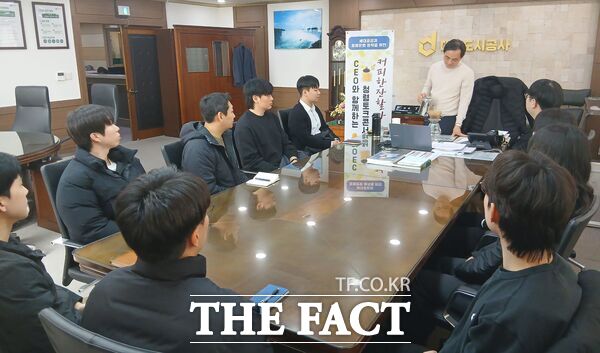 대전도시공사가 11일 본사 사장실에서 세대 공감과 청렴 문화 정착을 위한 CEO와 함께하는 청렴 토크콘서트 행사를 개최했다. 정국영 사장이 직원들을 위해 핸드드립 커피를 제조하는 모습. /대전도시공사