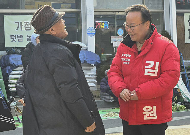 12일 김재원 경상북도지사 예비후보가 안동 중앙신시장에서 시민들과 대화하고 있다. /김재원 경상북도지사 예비후보