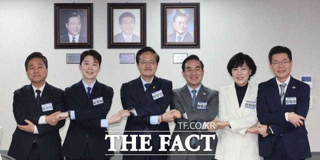 지난달 23일 오전 서울 영등포구 더불어민주당 당사에서 열린 중앙당공천관리위원회 2차 회의 및 광역단체장 후보자 면접에서 서울시장 후보들이 손을 맞잡고 기념촬영을 하고 있다. 왼쪽부터 김영배 의원, 김형남 전 군인권센터 사무국장, 박주민·박홍근·전현희 의원, 정원오 성동구청장. 이들 중 박홍근 의원은 기획예산처 장관 후보자로 지명되면서 레이스에서 이탈했다. /뉴시스