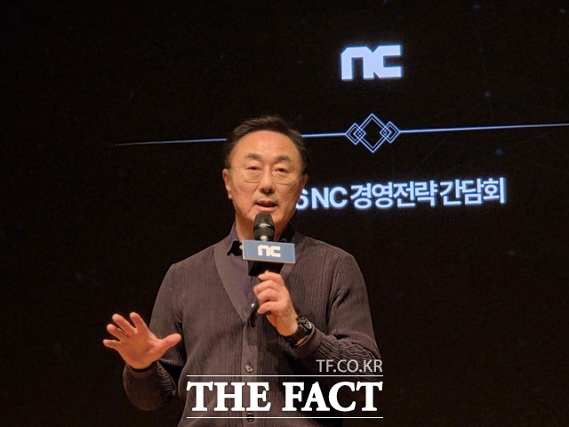 12일 경기도 성남시 판교R&D센터에서 열린 2026 엔씨 경영전략 간담회에서 박병무 엔씨소프트 공동대표가 올해 경영 전략과 목표에 대해 설명하고 있다. /판교=우지수 기자