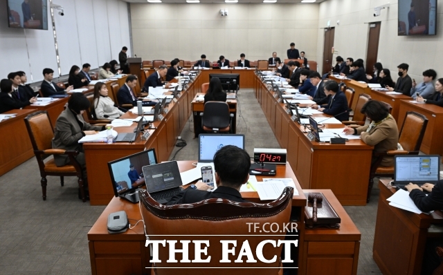 11일 복지부는 의료사고분쟁조정법 개정안의 기소제한 내용이 위헌이 아니며 외국 입법례도 있다는 입장이다. 사진은 지난 10일 오전 서울 여의도 국회에서 열린 보건복지위원회. /국회=박헌우 기자