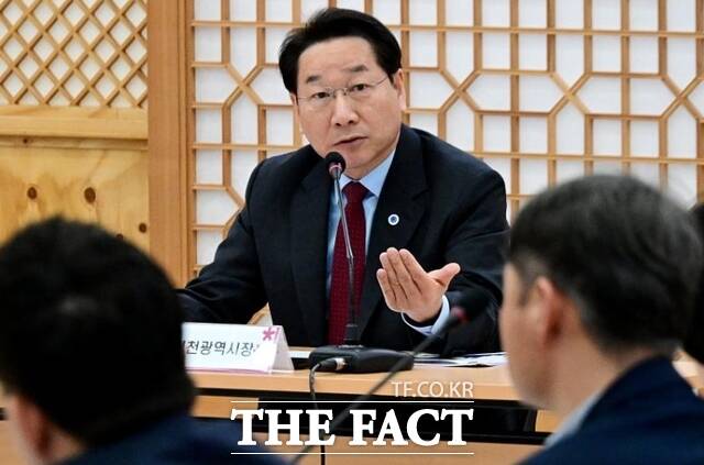 유정복 인천시장이 12일 시청 대회의실에서 열린 2026년 3월 확대간부회의에서 주요 시정 현안을 점검하고 있다. /인천시