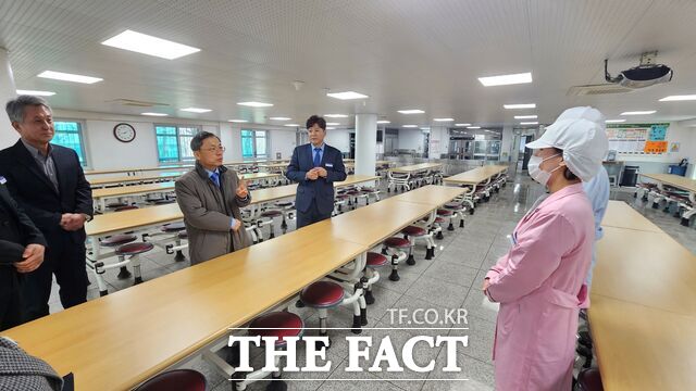 12일 전진석 대전시 부교육감이 대전체육고등학교를 찾아 재해취약시설의 위험 요소를 직접 살피고 있다. /대전시교육청