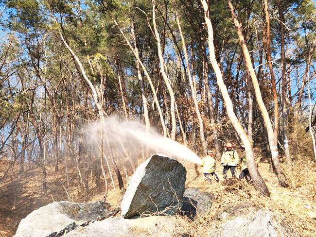 12일 오후 전통 고택이 어우러진 영주 무섬마을에서 영주소방서가 친환경 산불지연제 활용 문화유산 보호 활동을 전개하고 있다. /영주소방서