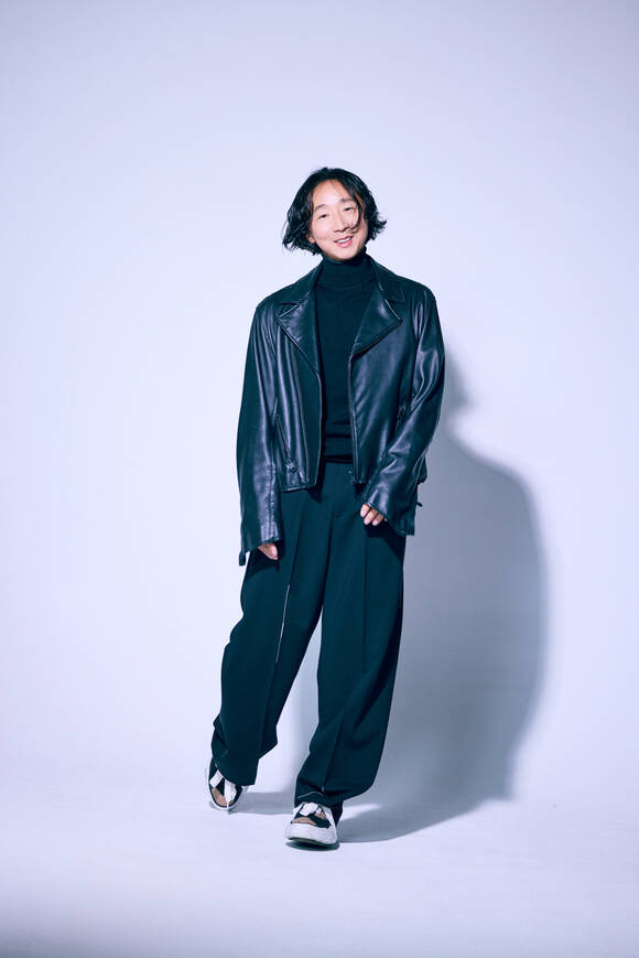 호텔 도깨비에서 낯선 존재인 전성곤은 굉장히 독특한 이력을 가진 신인 배우다. 그는 치열하게 살아 왔고 용기 내서 할 수 있는 최대한의 경험을 했다고 말했고 호텔 도깨비도 치열하게 임했다. /전성곤