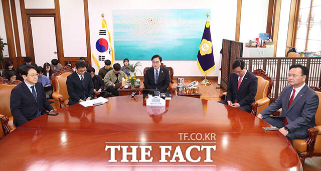 우원식 국회의장이 12일 국회에서 열린 의장 주재 여야 원내대표 회동에서 발언하는 모습. 왼쪽부터 민주당 천준호 원내운영수석부대표, 한병도 원내대표, 우 의장, 국민의힘 송언석 원내대표, 유상범 원내운영수석부대표. /박헌우 기자