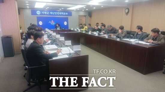 경기 가평군 관계자들이 지난 11일 재난안전상황실에서 김미성 부군수 주재로 2025년 호우피해 재해복구사업 조기추진 TF팀 3차 대책회의를 열고 추진 상황을 공유하고 있다.