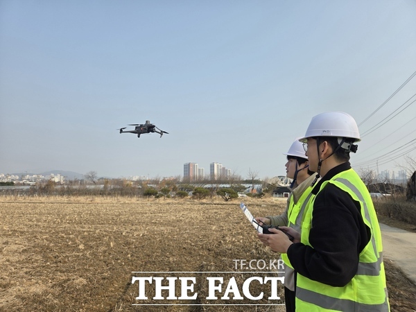 유성구청 직원이 드론을 활용해 개발제한구역 내 불법행위를 단속하고 있다. /대전 유성구