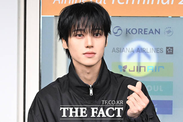 그룹 에이티즈 우영이 시구를 맡은 경기는 유난히 드라마틱한 전개가 펼쳐지는 경우가 많아 승리요정의 이미지를 가속하고 있다./김성렬 인턴기자