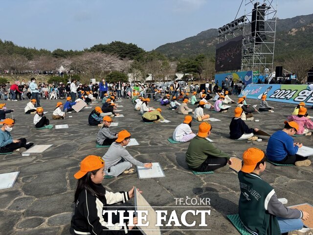 2024년에 열린 왕인 어린이 독서골든벨에서 참가 학생들이 독서 퀴즈 문제를 풀며 골든벨에 도전하고 있다./영암군