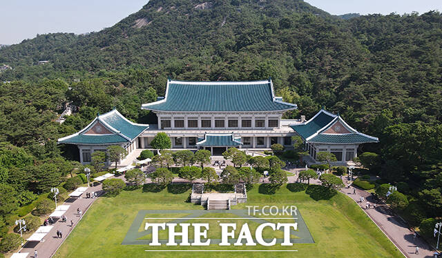 청와대는 12일 미국의 무역법 301조 조사 개시에 대해 기존 한미 관세 합의에서 확보한 이익균형이 훼손되지 않고 주요국 대비 불리하지 않은 대우를 받을 있도록 미국 측과 적극 협의해나갈 예정이라고 밝혔다. 2025년 6월 12일 오전 서울 종로구 청와대의 모습이 보이고 있다. /박헌우 기자