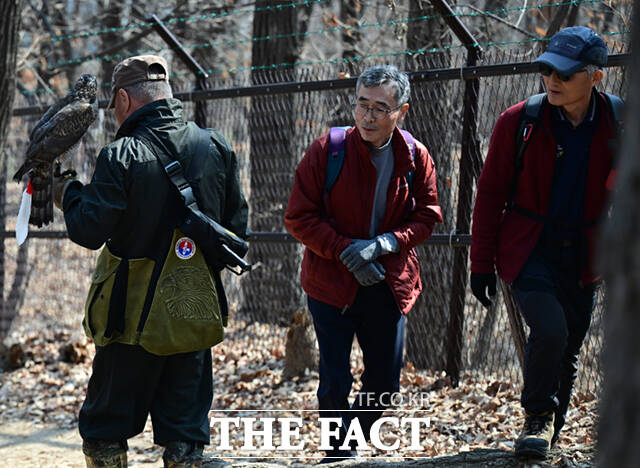 매를 데리고 다니는 이 씨의 모습은 어딜가나 시선을 사로잡는다.