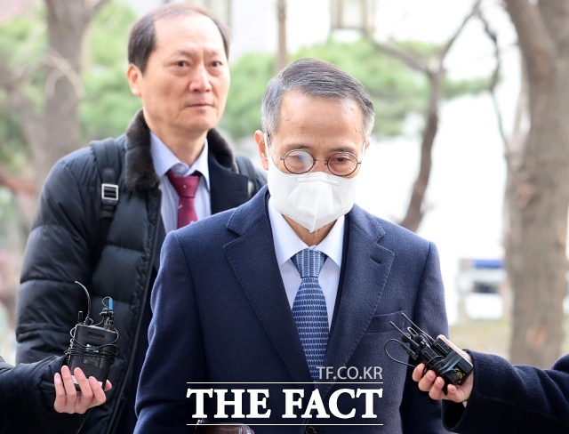 2023년 서울 강서구청장 보궐선거 개입 의혹을 받는 김규현 전 국가정보원장이 12일 경찰에 출석해 조사를 받았다. 사진은 김 전 원장이 이날 오전 서울 마포구 서울경찰청 반부패수사대에서 진행되는 직권남용·공직선거법 위반 혐의 조사에 피의자 신분으로 출석하고 있는 모습./뉴시스