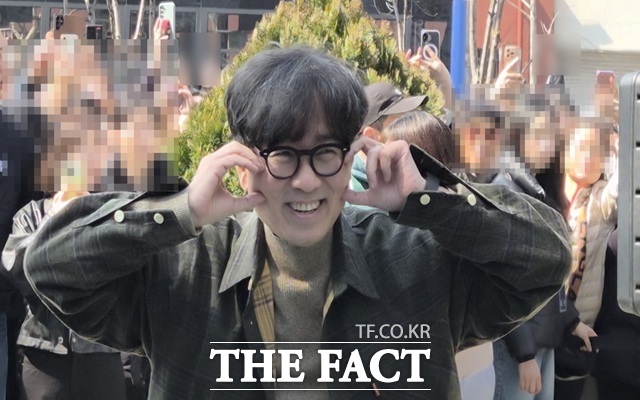 12일 오승혁의 현장은 서울시청 인근에서 진행된 장항준 감독의 커피차 이벤트 현장을 찾았다. 아이돌 부럽지 않은 인기를 누리고 있는 장 감독이 취재진을 향해 귀엽게 포즈를 취하고 있다. /서울시청=오승혁 기자