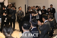  인사하는 노소영 아트센터 나비 관장 [포토]