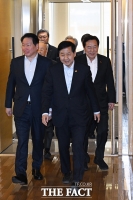  회의장 입장하는 구윤철 부총리와 최태원 대한상의 회장 [포토]