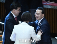  인사하는 송언석-박홍근 [포토]