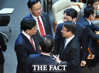  대화 나누는 여야 원내대표 [TF사진관]