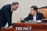  대화 나누는 김원이 간사와 이철규 위원장 [포토]