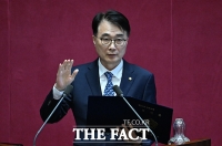  선서하는 김준환 비례대표 의원 [포토]